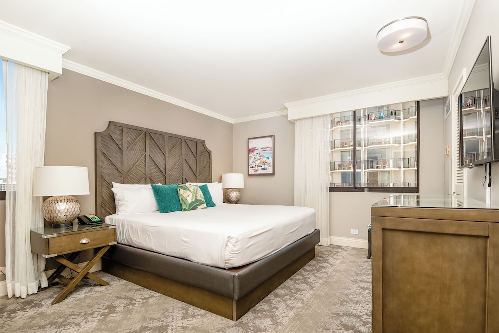 Aston Waikiki Beach Tower: Deluxe Condo, Lanai, Ocean View photo