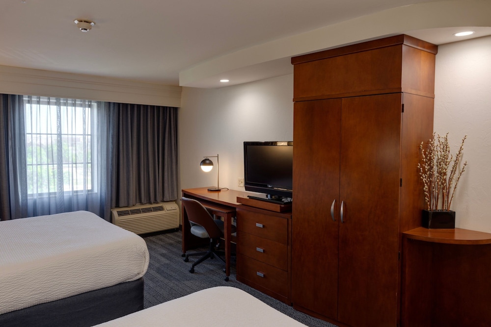 Room, 2 Queen Beds - Photo 2