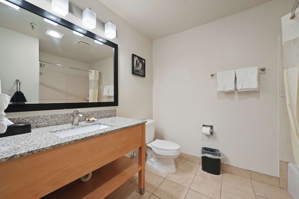 Suite, 2 Queen Beds, Non Smoking, Refrigerator & Microwave (Oversized Room) - Photo 4