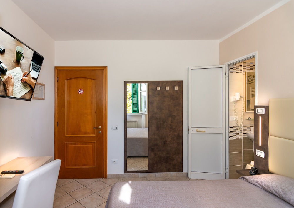 Double Room (Small) photo 3