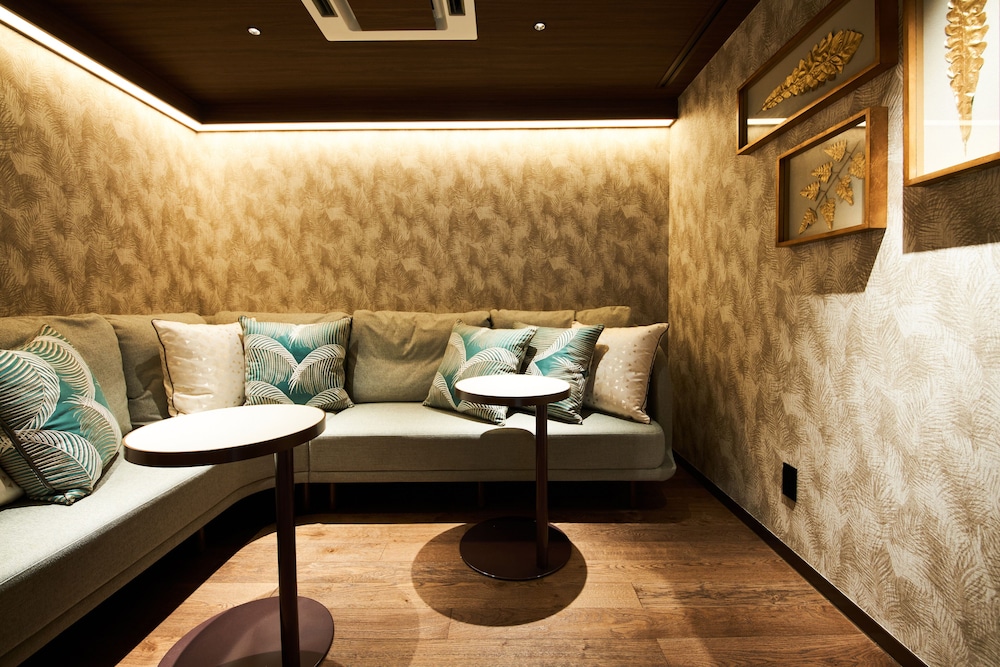 Deluxe Hollywood Twin Room, Non Smoking (With Club Pool & Lounge Access) - Photo 8