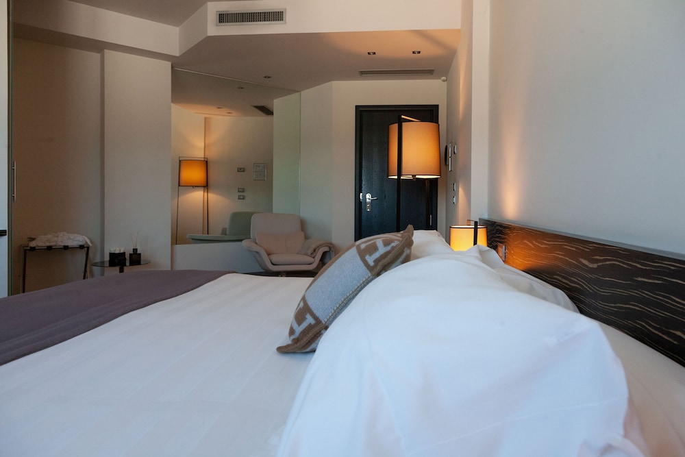 Deluxe Room - Photo 5
