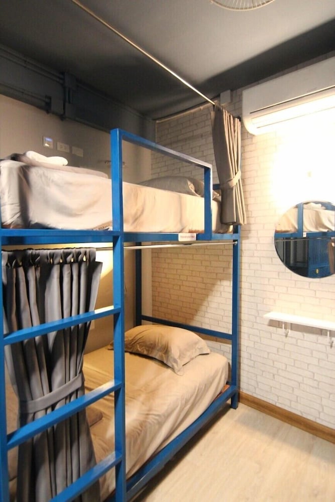8 Bed Mixed Dorm Shared Bathroom photo 3