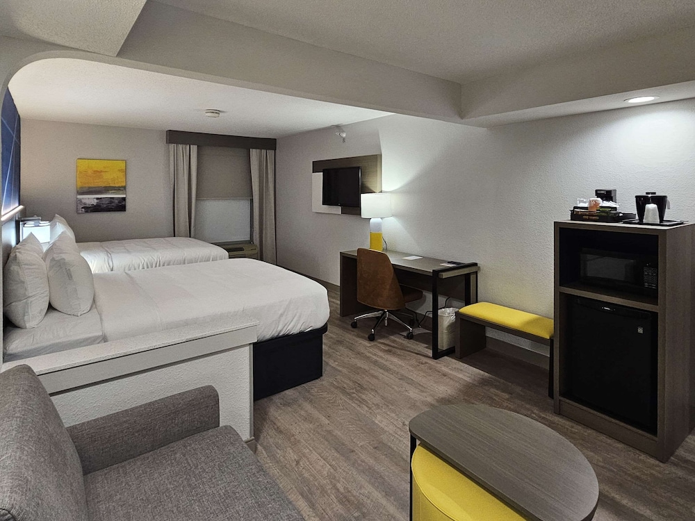 Suite, 2 Queen Beds, Non Smoking - Photo 3