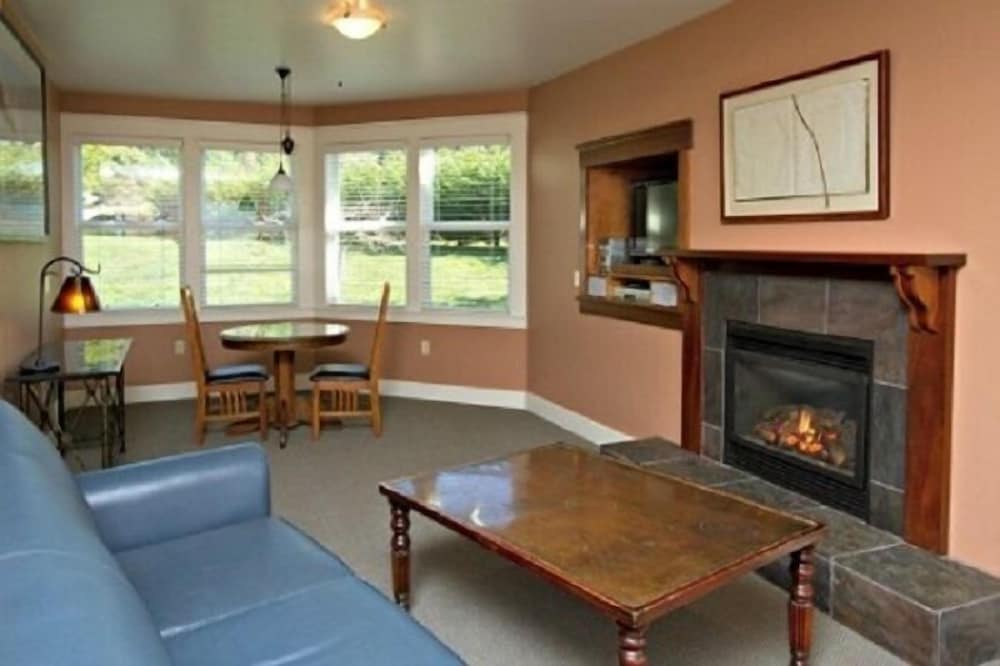 Suite, 1 King Bed, Garden View (No Pets or Children) photo 2