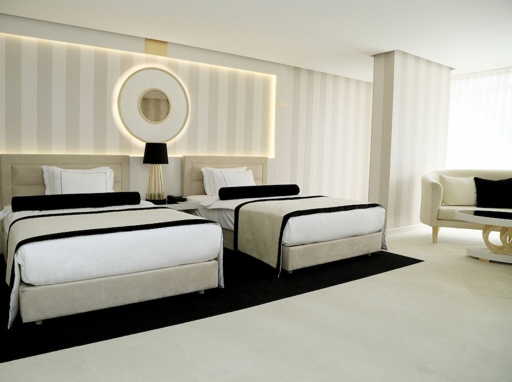 Family Suite (1 Double Bed, 2 Twin Beds) photo 3