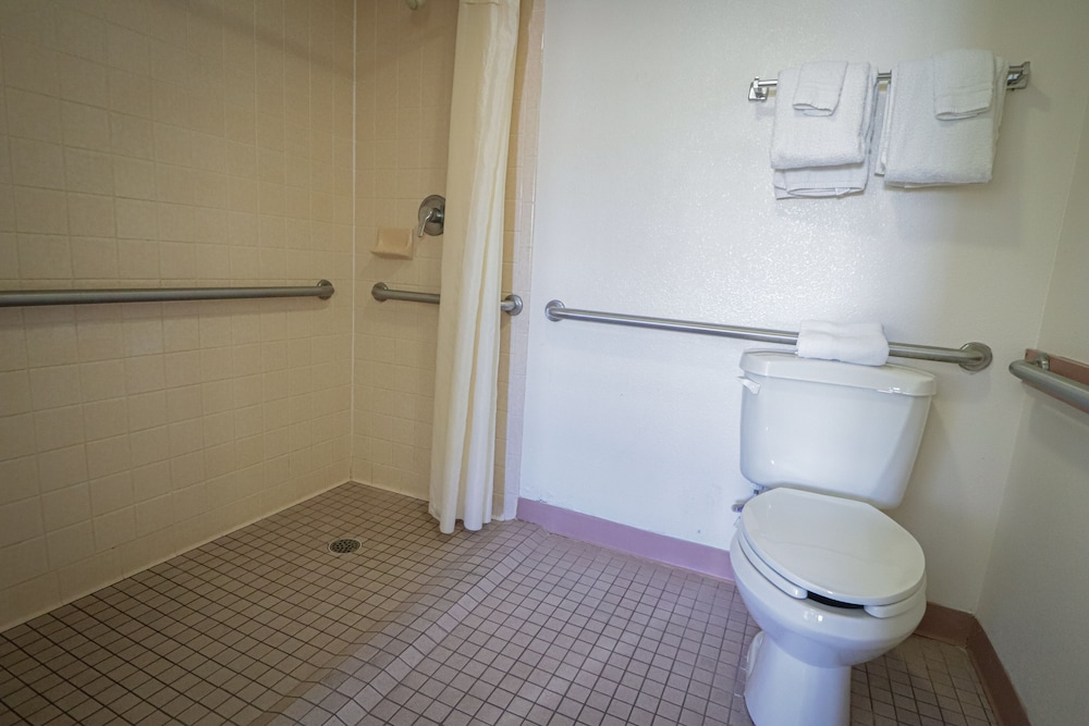 Deluxe Room, 1 King Bed, Accessible, Non Smoking - Photo 4