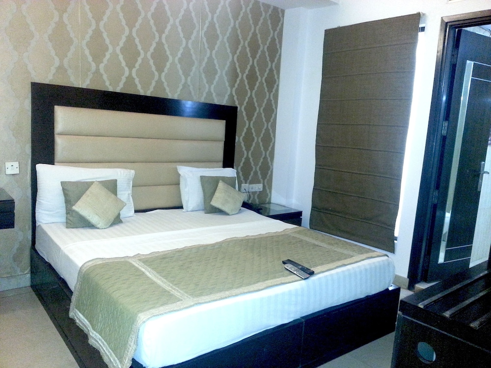 Premium Room, 1 King Bed - Photo 7