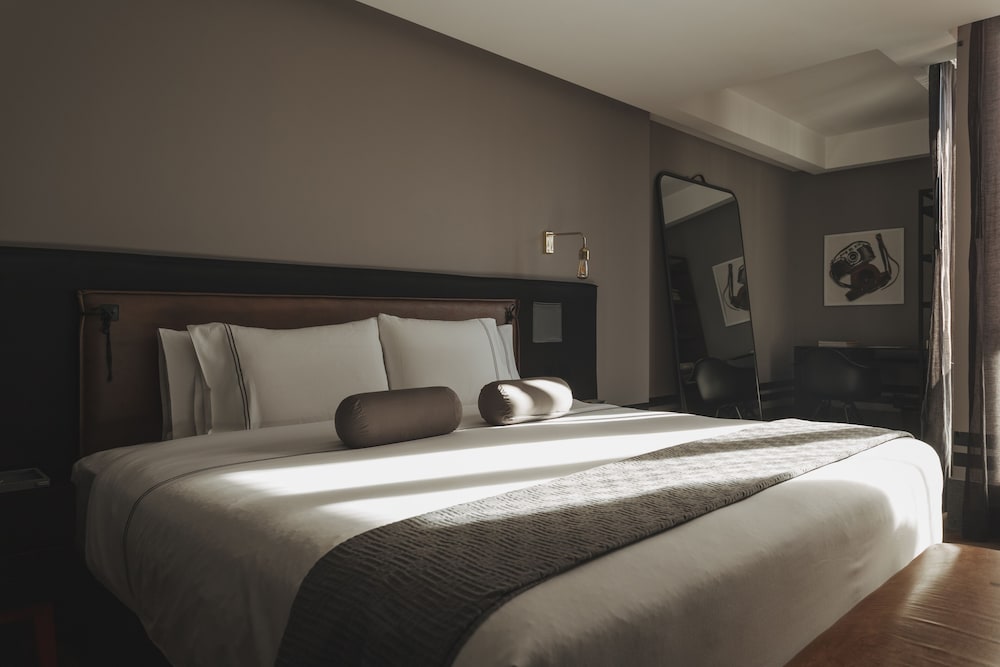Deluxe Studio Suite, 1 King Bed with Sofa bed photo 3