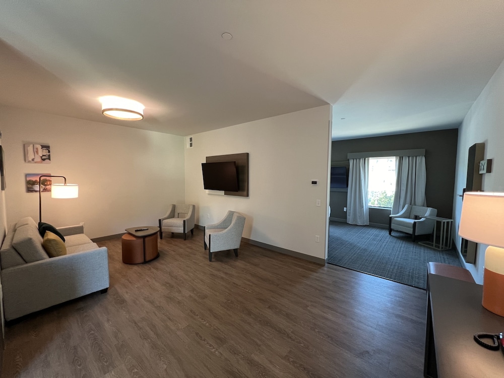 Suite (Wide King, HEARING) photo 3