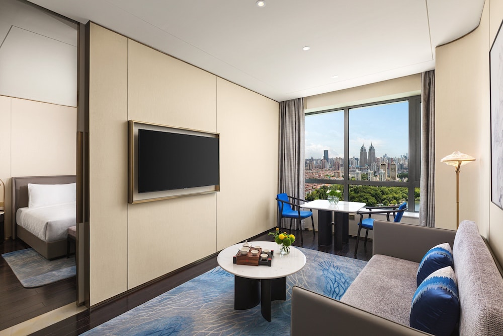 Suite, 1 Bedroom, Club Lounge Access (Dining Area) thumbnail 6