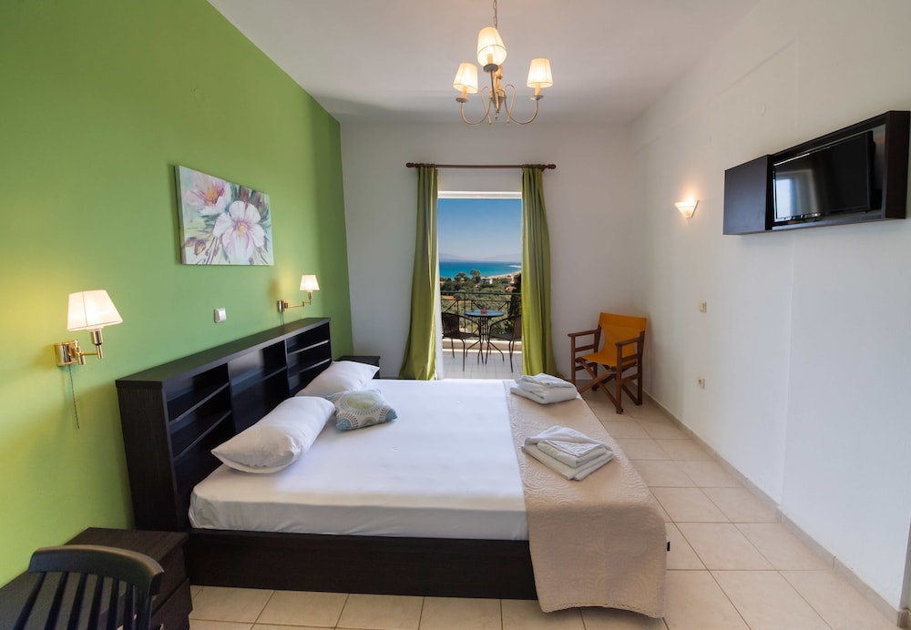 Superior Studio, 1 Queen Bed, Non Smoking, Ocean View photo 1