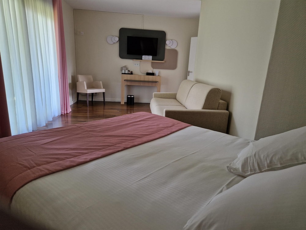 Family Room, 1 Queen Bed, Non Smoking, Terrace (with Sofabed) - Photo 2
