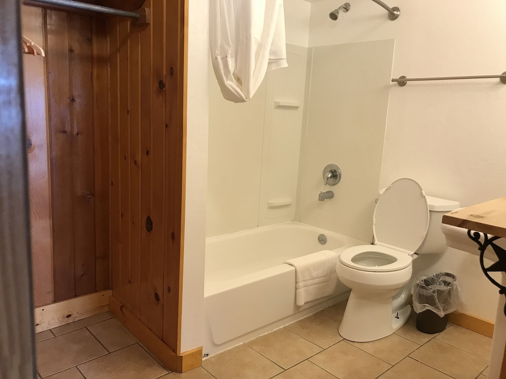 Honeymoon Cabin, 1 Queen Bed, Mountain View photo 2