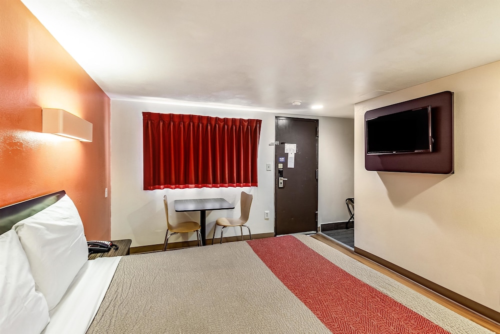 Deluxe Room, 1 King Bed, Smoking, Hot Tub - Photo 1