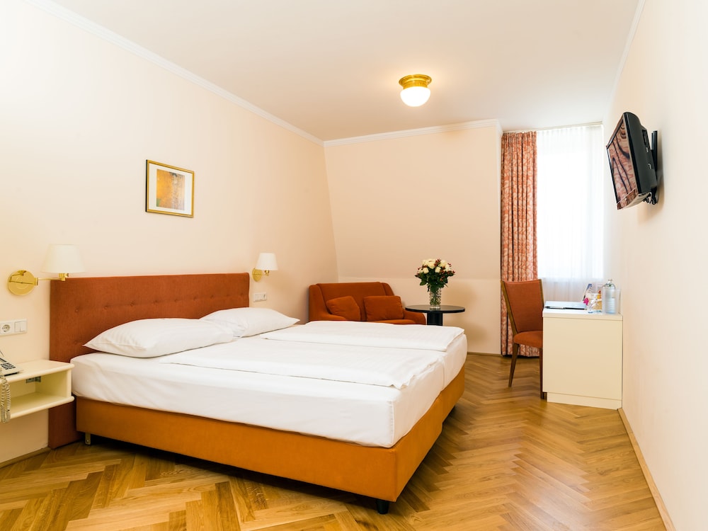 Standard Double Room thumbnail 5