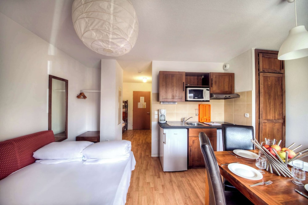 Standard Room, Non Smoking (1 Double Bed and 1 Twin Bunk Bed) photo 1