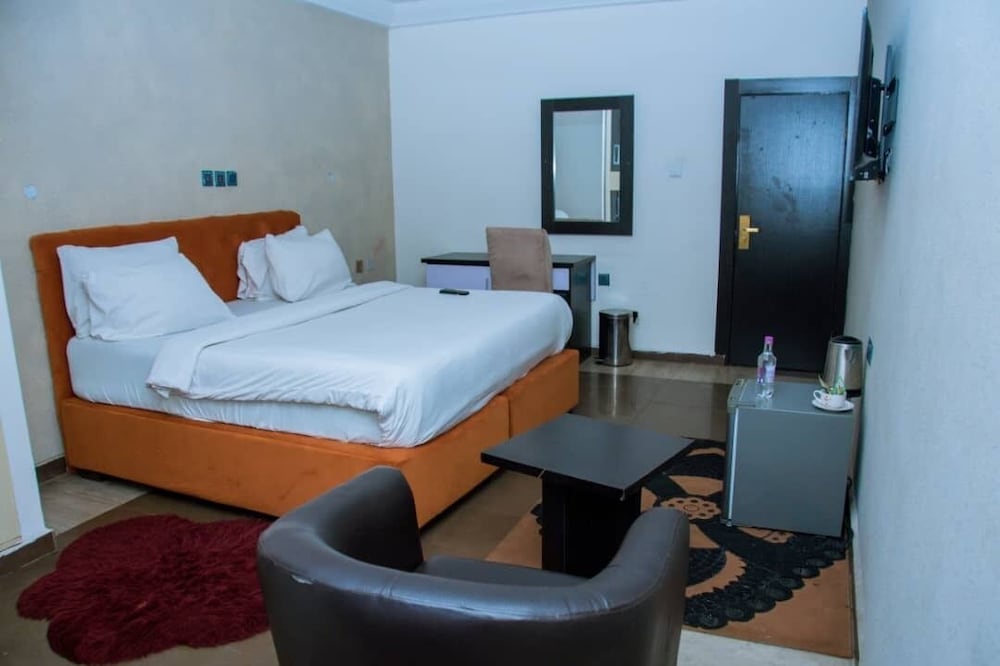 Standard Room, 1 Queen Bed, Non Smoking, Pool View