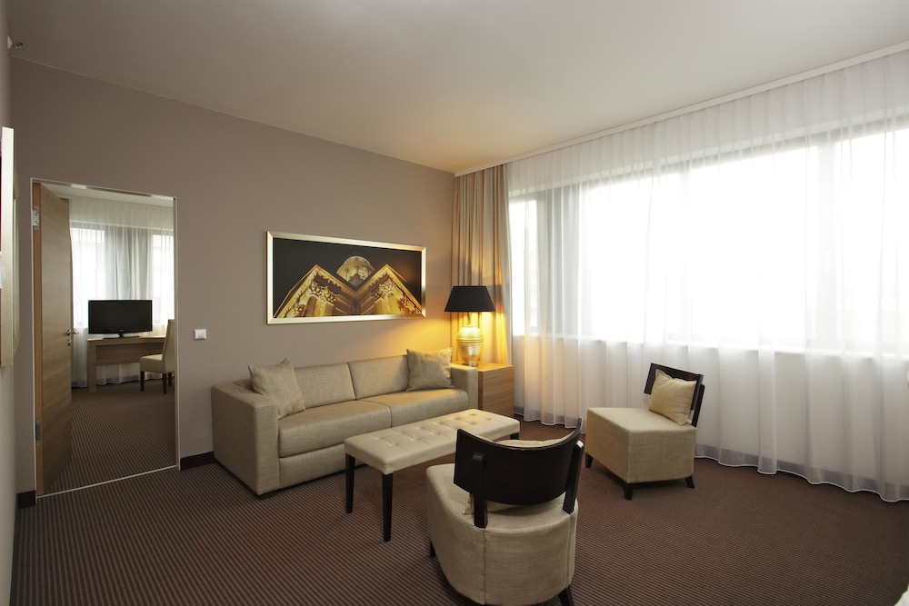 Junior Suite, 1 Double Bed With Sofa Bed, Business Lounge Access photo 3