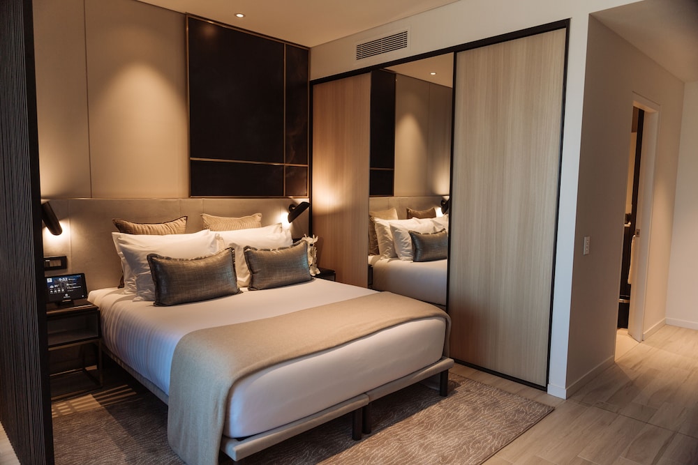 Studio King Apartment with Balcony thumbnail 5