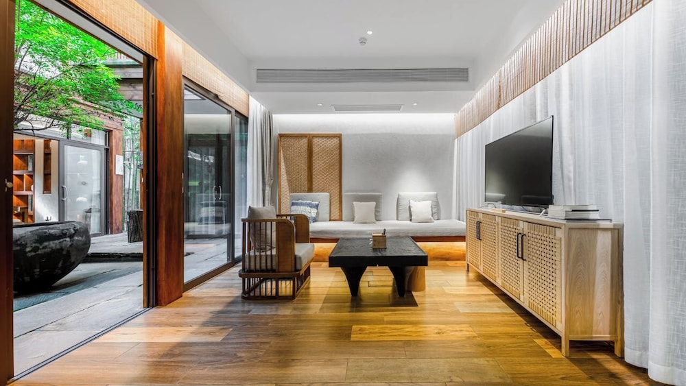 Executive Suite, 1 King Bed with Sofa bed, Balcony, Mezzanine