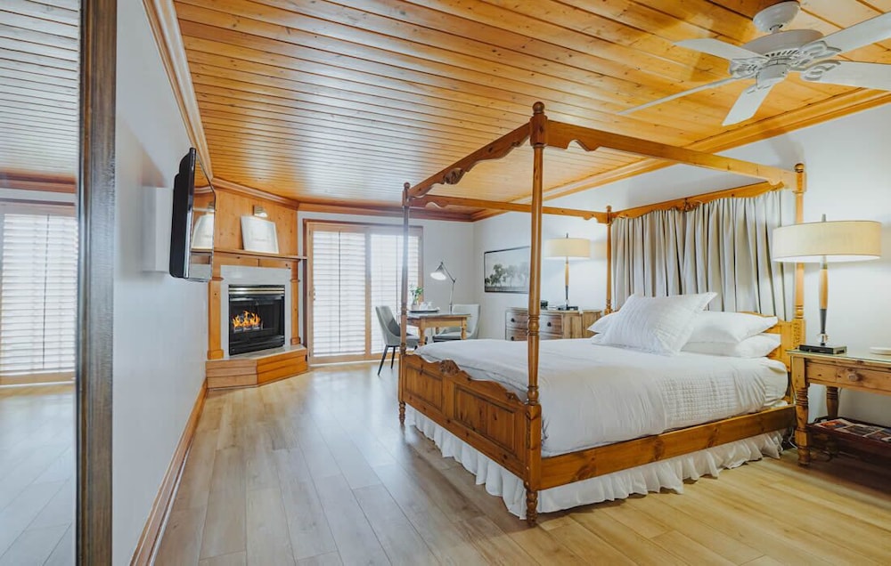 Comfort Room, 1 Queen Bed, Mobility Accessible, Patio