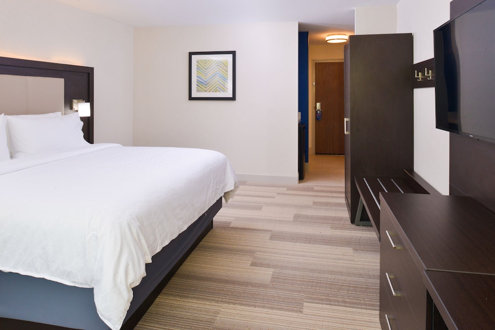 Suite, 1 Double Bed, Accessible (Communication, Roll-In Shower) photo 2