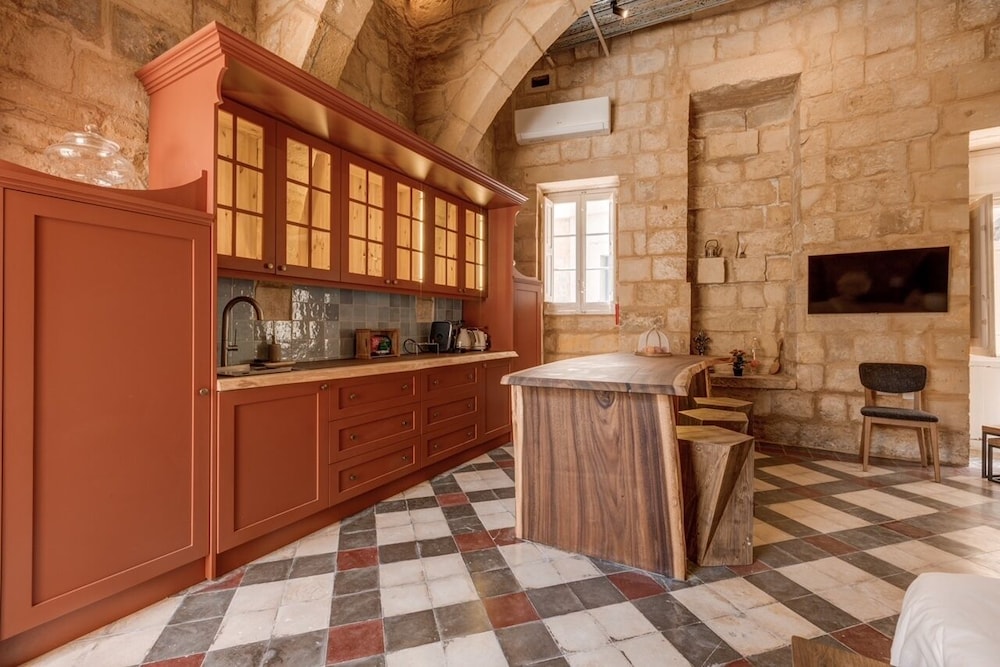 Deluxe Studio Suite