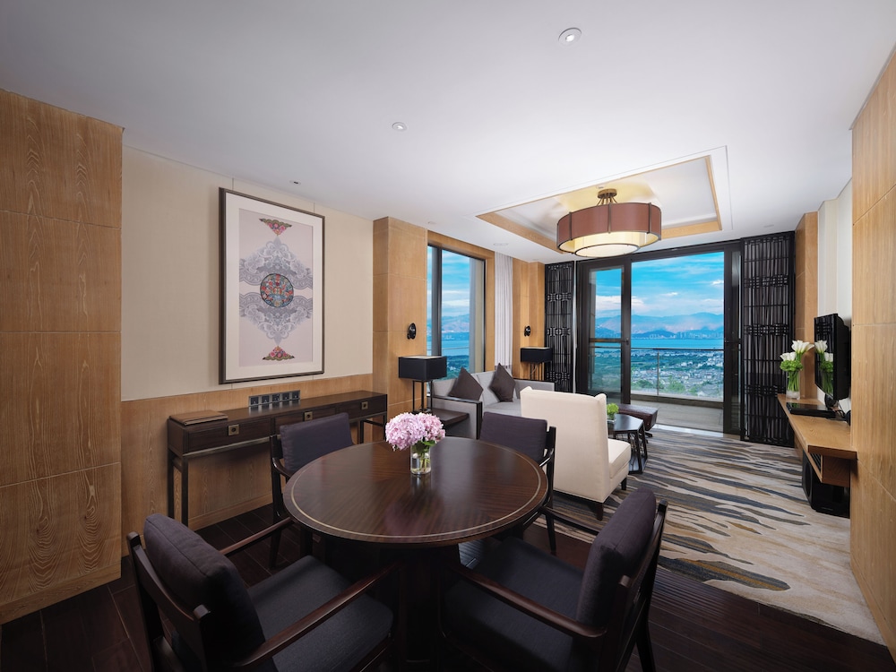 Deluxe  Suite Lake view Room
