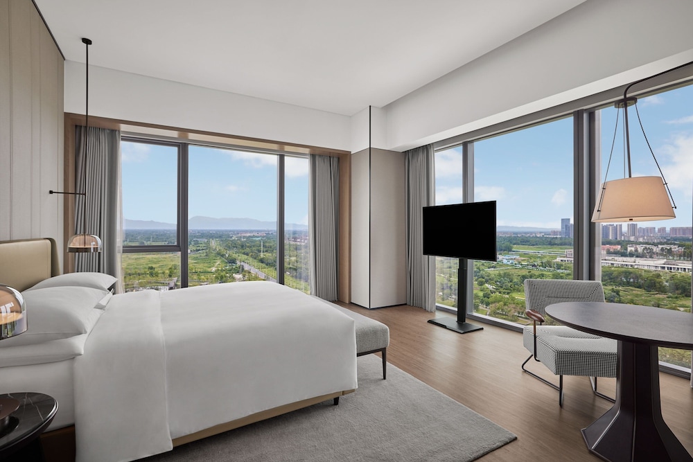 Executive Suite, 1 Bedroom - Photo 2