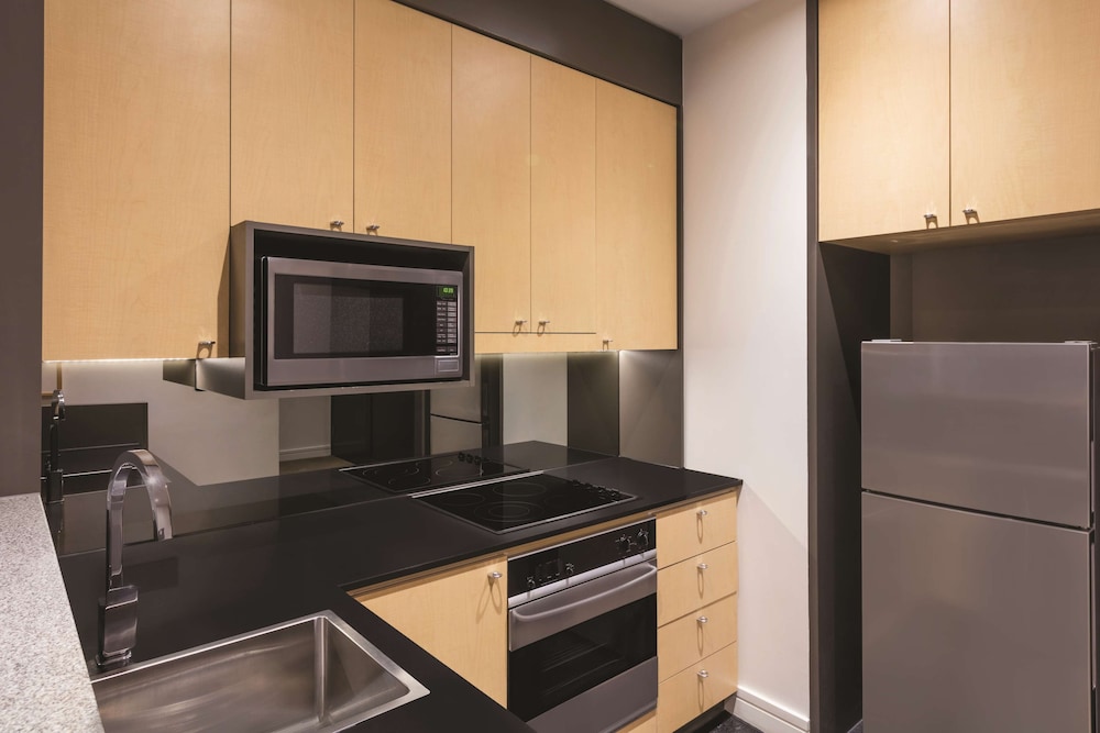 Apartment, 1 Bedroom, Corner (Weekly Housekeeping) - Photo 6
