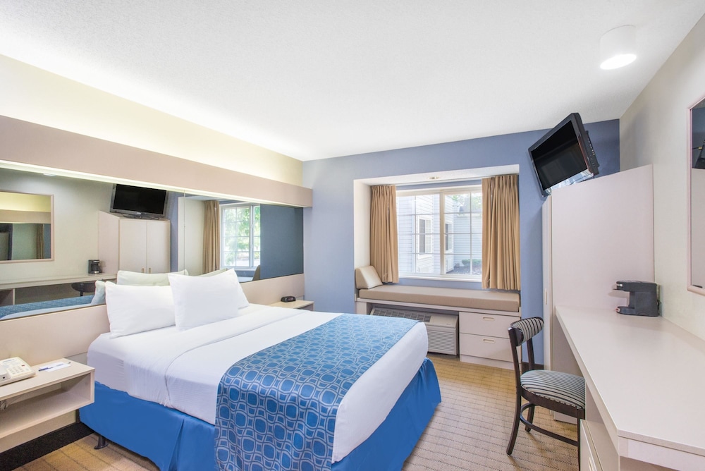Suite, 1 Queen Bed, Accessible, Non Smoking (Mobility/Hearing Accessible) - Photo 1
