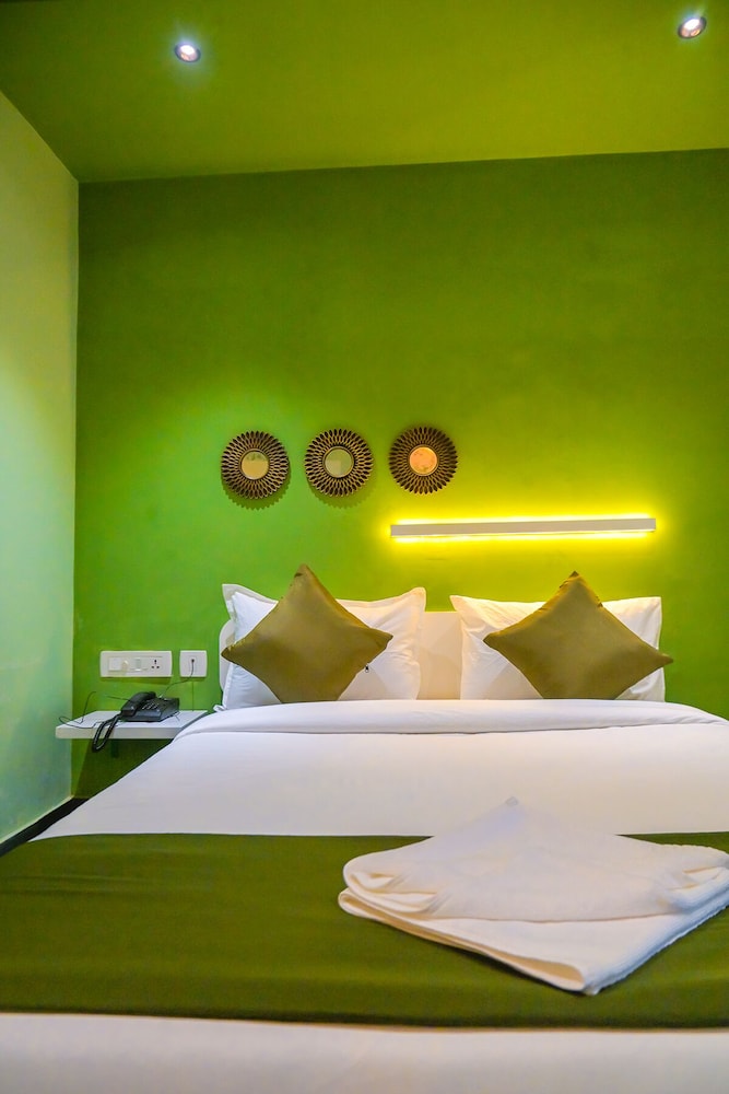 Deluxe Room - Photo 12