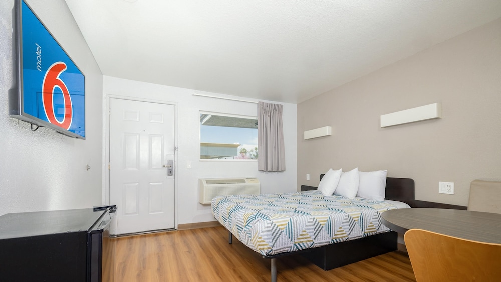 Deluxe Room, 1 Queen Bed, Non Smoking, Refrigerator photo 2