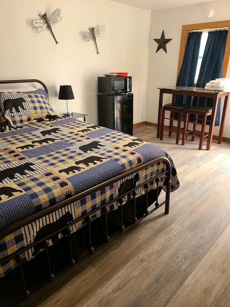 Dry Cabin w/ Short Walk To Bathroom, Queen Bed w/ Fridge & Microwave photo 1