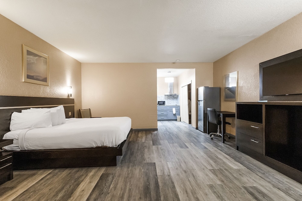 Suite, 1 King Bed, Non Smoking - Photo 1
