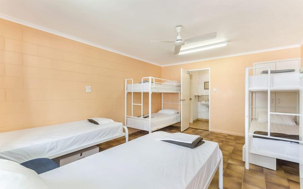 6 Bed Mixed Dorm with Ensuite (18 - 35 years old) photo 1