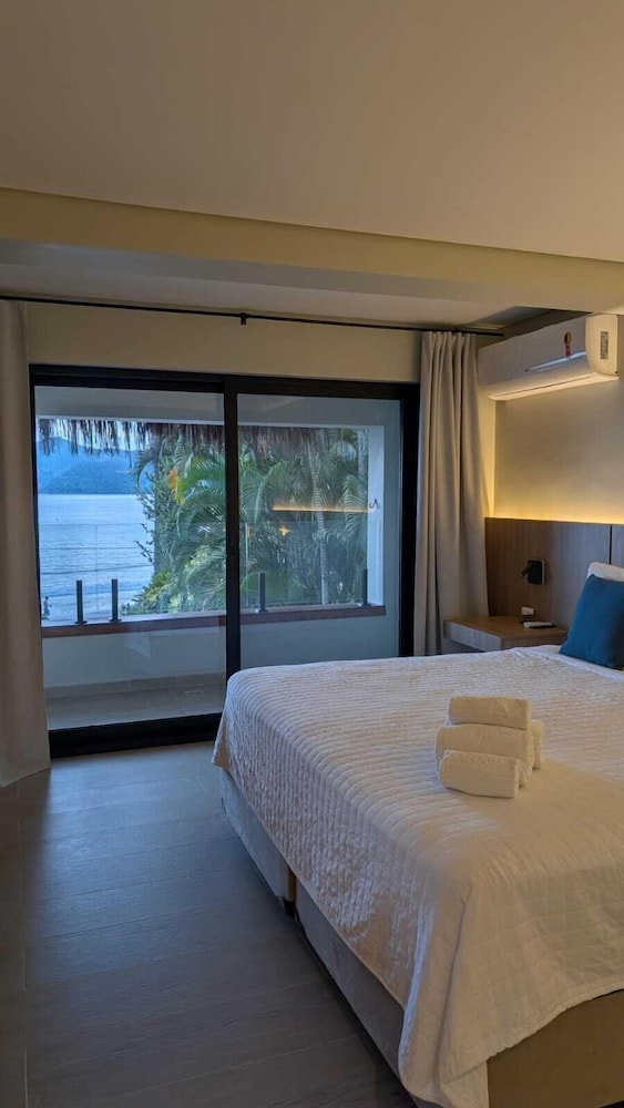 Luxury Suite, 1 King Bed, Sea Facing thumbnail 6