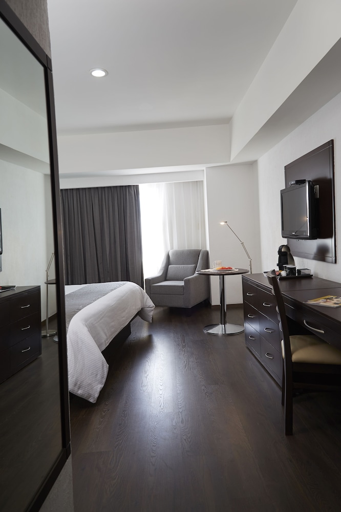 Executive Room, 1 King Bed - Photo 2