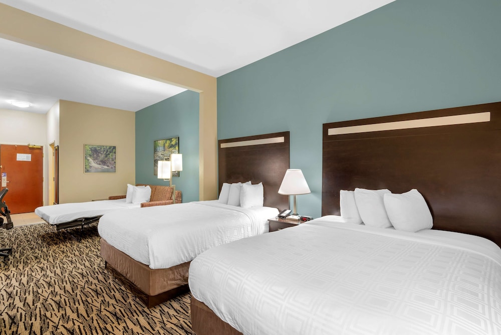 Suite, 2 Queen Beds, Non Smoking, Refrigerator & Microwave (with Sofabed) photo 2