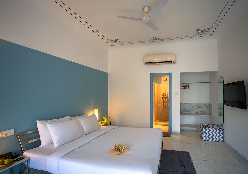 Deluxe Double Room with Balcony - Photo 7