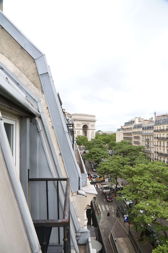 Triple room with balcony and arc de triomphe view photo 2