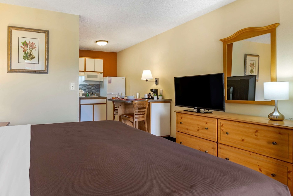 Standard Room, 1 King Bed, Non Smoking - Photo 4