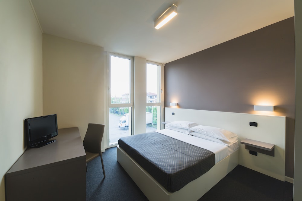 Standard Double or Twin Room photo 1