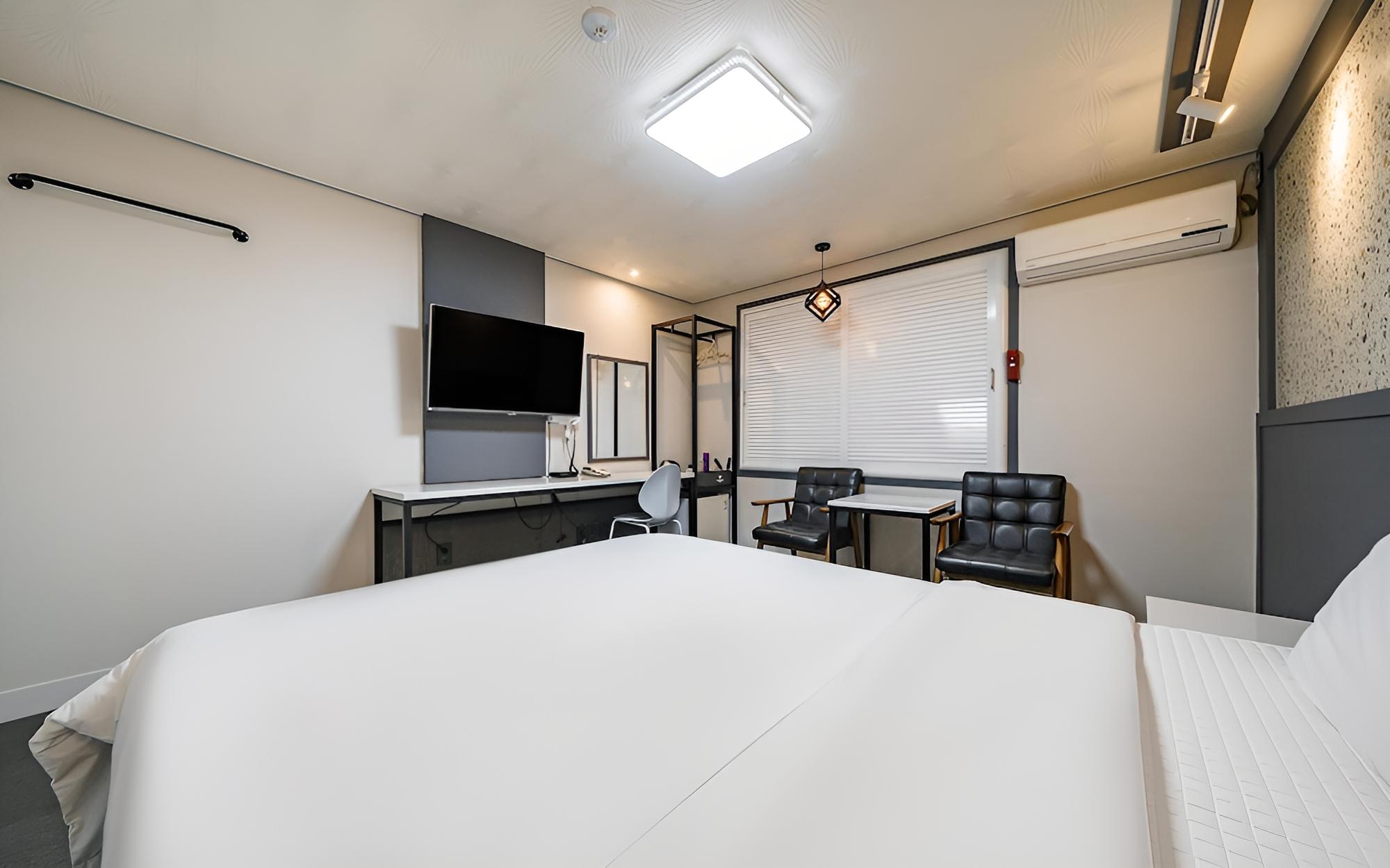 Room (Event Special (Netflix)) photo 2
