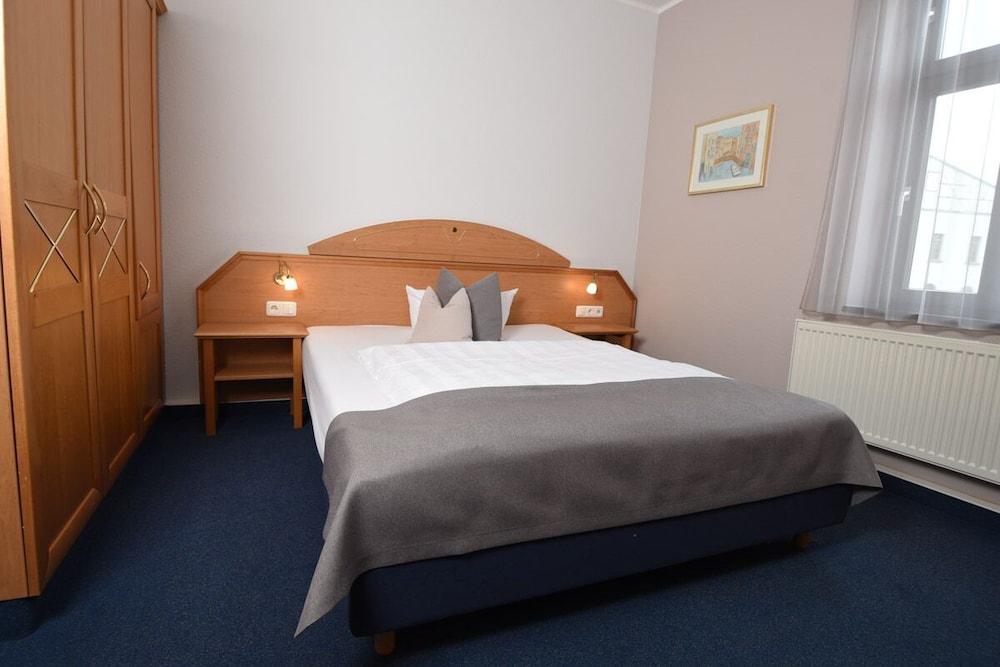 Classic Single Room, 1 King Bed photo 3