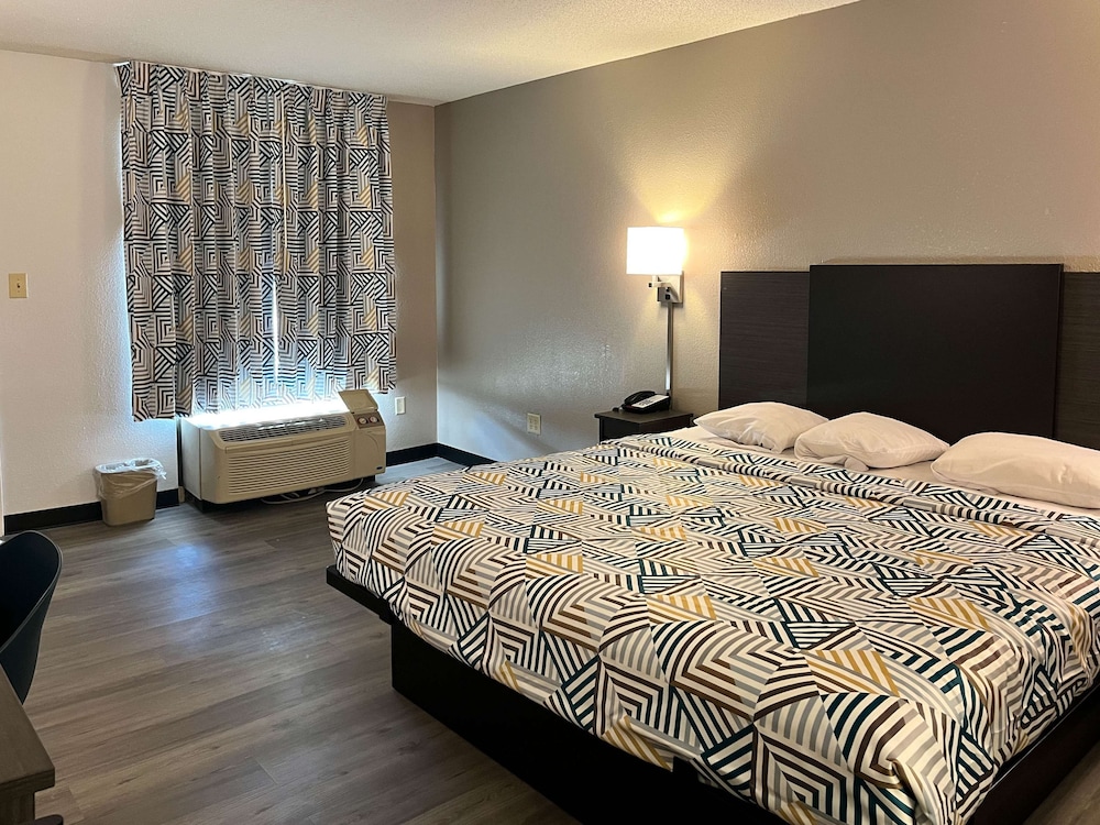 Standard Room, 1 King Bed, Non Smoking, Refrigerator & Microwave