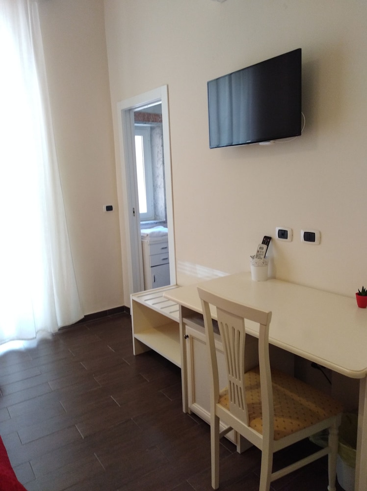 Deluxe Double or Twin Room, Private Bathroom, City View photo 2