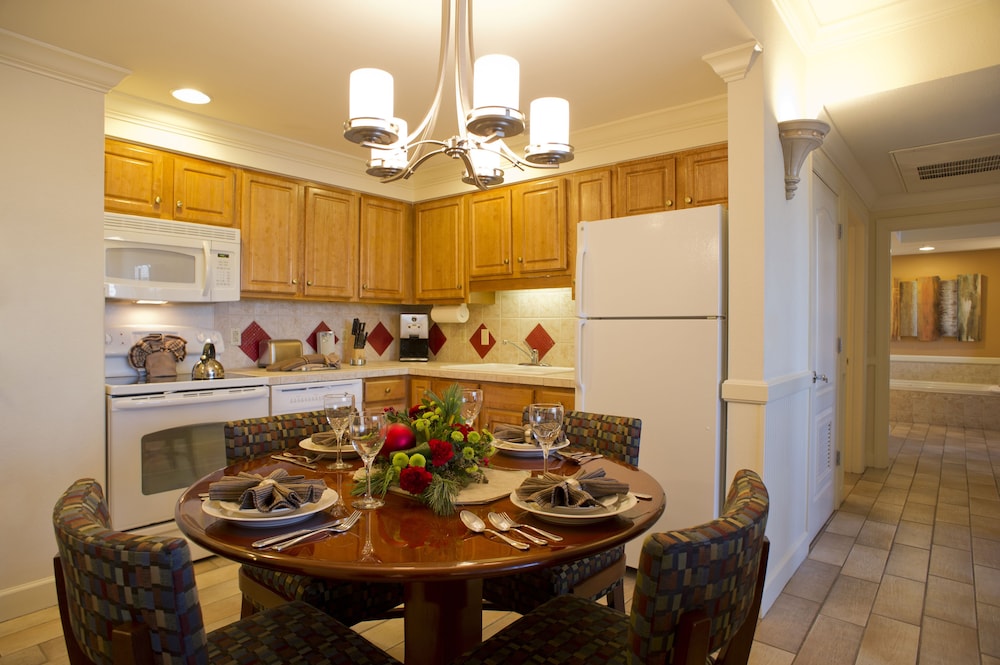 2 Bedroom 1 King 2 Twin Suite, Accessible with Roll in Shower