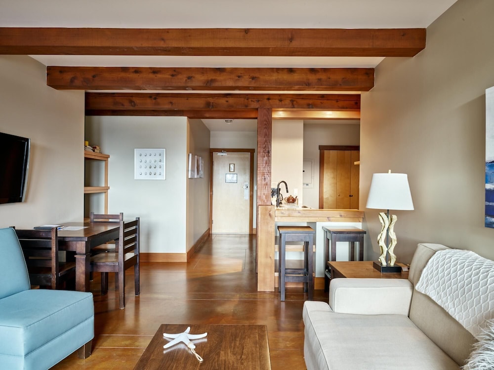 Apartment (Great Location in Waterfront Building) photo 1